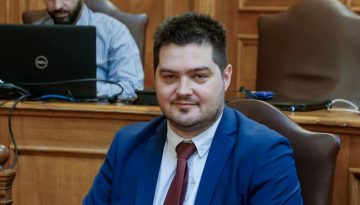 &Omicron; &ndash; &pi;&rho;ώ&eta;&nu;- &gamma;&epsilon;&nu;&iota;&kappa;ό&sigmaf; &pi;&omicron;&upsilon; &delta;&epsilon;&nu; &pi;&omicron;&lambda;&iota;&tau;&epsilon;ύ&epsilon;&tau;&alpha;&iota;