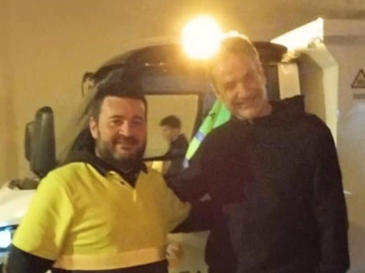 Ο Κυριάκος Μητσοτάκης στα Χανιά – Η χαλαρή βόλτα του πρωθυπουργού στο ενετικό λιμάνι