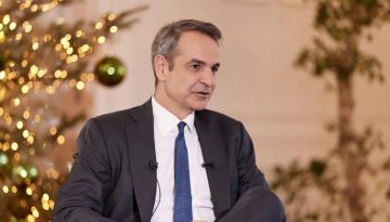 &Omicron; &Mu;&eta;&tau;&sigma;&omicron;&tau;ά&kappa;&eta;&sigmaf;&hellip; &gamma;&upsilon;&rho;ί&zeta;&epsilon;&iota; &tau;&eta; &pi;&lambda;ά&tau;&eta; &sigma;&tau;&omicron;&nu; &Kappa;&omicron;&upsilon;&tau;&sigma;&omicron;ύ&mu;&pi;&alpha; &kappa;&alpha;&iota; &pi;&rho;&omicron;&tau;&iota;&mu;ά &nu;&alpha; &pi;&iota;&epsilon;&iota; &tau;&eta;&nu; &mu;&pi;ί&rho;&alpha; &tau;&omicron;&upsilon; &mu;&epsilon; &tau;&omicron;&nu; &Alpha;&nu;&delta;&rho;&omicron;&upsilon;&lambda;ά&kappa;&eta; (video)