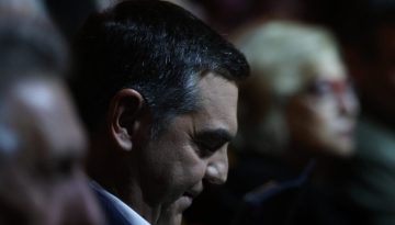 &Omicron; &Tau;&sigma;ί&pi;&rho;&alpha;&sigmaf; &laquo;&pi;&rho;&omicron;&kappa;&alpha;&lambda;&epsilon;ί&raquo; &delta;&iota;&chi;&alpha;&sigma;&mu;ό &kappa;&alpha;&iota; &alpha;&gamma;&omega;&nu;ί&alpha; &sigma;&epsilon; &Sigma;&Upsilon;&Rho;&Iota;&Zeta;&Alpha;, &Nu;έ&alpha; &Alpha;&rho;&iota;&sigma;&tau;&epsilon;&rho;ά &kappa;&alpha;&iota; &Kappa;ί&nu;&eta;&mu;&alpha; &Delta;&eta;&mu;&omicron;&kappa;&rho;&alpha;&tau;ί&alpha;&sigmaf;