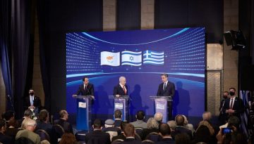 &laquo;Ό&sigma;&omicron;&iota; &pi;&iota;&sigma;&tau;&epsilon;ύ&omicron;&upsilon;&nu; ό&tau;&iota; &mu;&pi;&omicron;&rho;&omicron;ύ&nu; &nu;&alpha; &epsilon;&pi;&alpha;&nu;&alpha;&phi;έ&rho;&omicron;&upsilon;&nu; &alpha;&upsilon;&tau;&omicron;&kappa;&rho;&alpha;&tau;&omicron;&rho;ί&epsilon;&sigmaf;, &lambda;έ&mu;&epsilon; ό&tau;&iota; &delta;&epsilon;&nu; &theta;&alpha; &sigma;&upsilon;&mu;&beta;&epsilon;ί&raquo;: &Tau;&omicron; &mu;ή&nu;&upsilon;&mu;&alpha; &alpha;&pi;ό &tau;&eta;&nu; &Tau;&rho;&iota;&mu;&epsilon;&rho;ή &Epsilon;&lambda;&lambda;ά&delta;&alpha;&sigmaf;-&Kappa;ύ&pi;&rho;