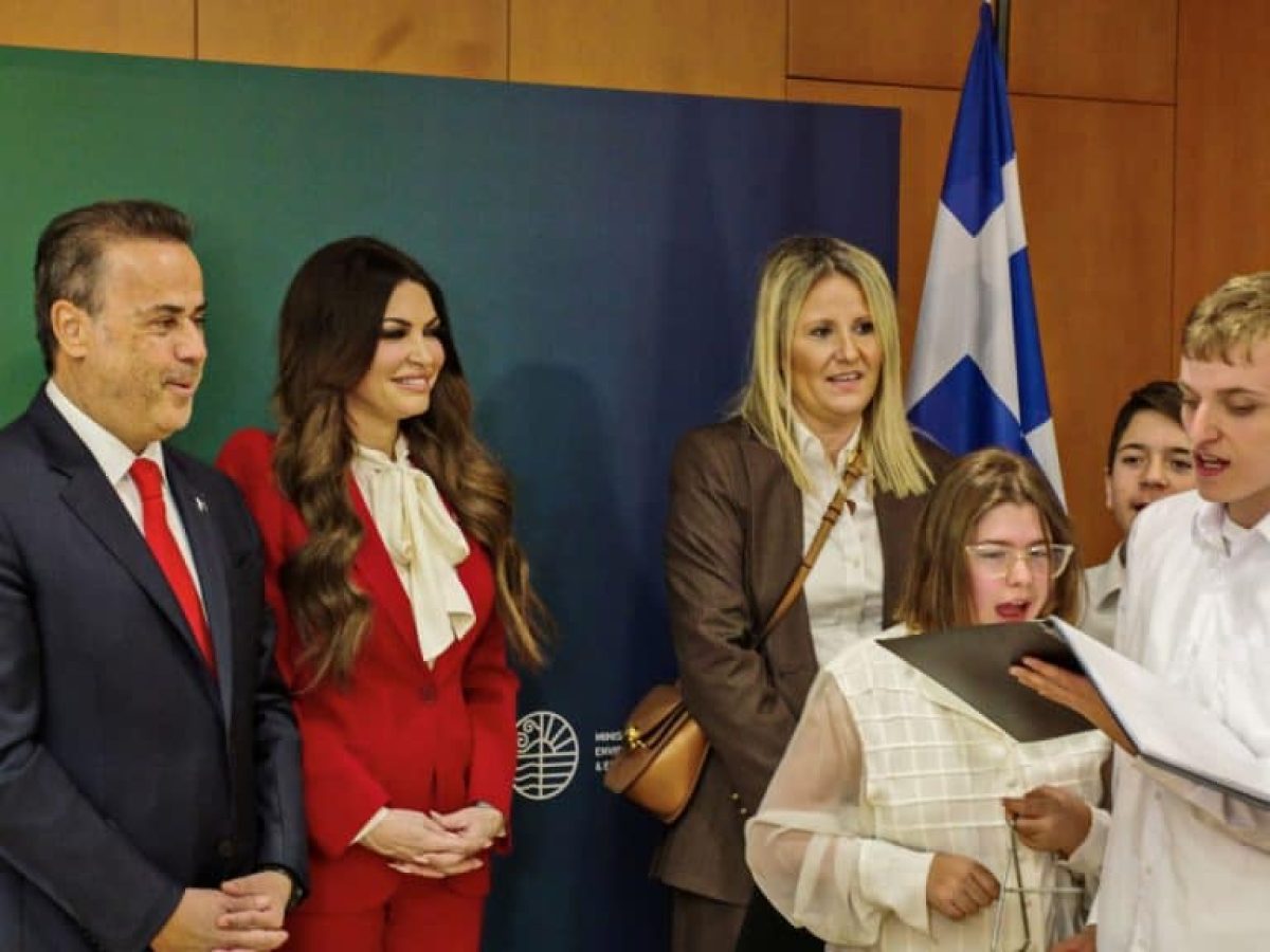 Παπασταύρου και Γκίλφοϊλ άκουσαν μαζί τα κάλαντα – Φωτογραφίες
