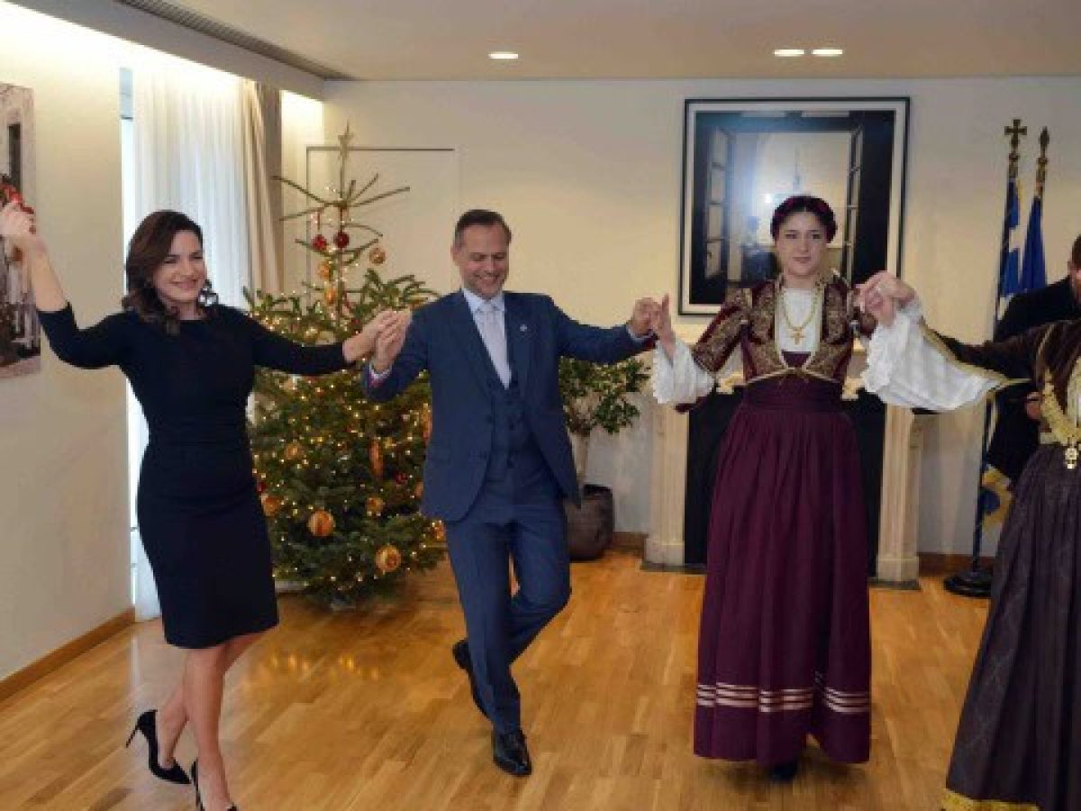 Παραδοσιακά κρητικά χριστουγεννιάτικα κάλαντα στην Όλγα Κεφαλογιάννη – Οι ευχές και ο χορός της υπουργού (Βίντεο)