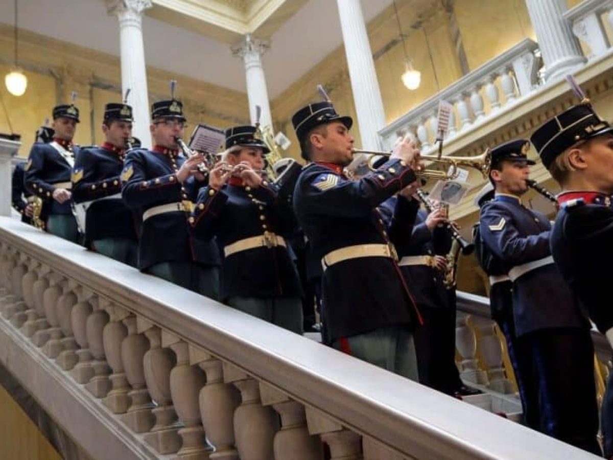 Πρωτοχρονιάτικα κάλαντα: Ποιοι θα τα ψάλλουν στους πολιτικούς αρχηγούς
