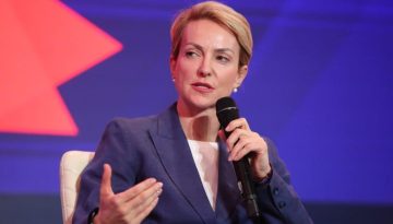 Σδούκου: «Δεν μπορεί κάποιος να ζητά χωρίς να συζητά» – Ζητάει… ρεαλιστικές συζητήσεις από τους αγρότες