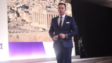 &Sigma;&upsilon;&nu;&epsilon;&chi;ί&zeta;&omicron;&nu;&tau;&alpha;&iota; &omicron;&iota; &alpha;&nu;&alpha;&tau;&alpha;&rho;ά&xi;&epsilon;&iota;&sigmaf; &sigma;&tau;&omicron; &Kappa;ί&nu;&eta;&mu;&alpha; &Delta;&eta;&mu;&omicron;&kappa;&rho;&alpha;&tau;ί&alpha;&sigmaf; &ndash; &Mu;ή&nu;&upsilon;&mu;&alpha; &Kappa;&alpha;&sigma;&sigma;&epsilon;&lambda;ά&kappa;&eta; &mu;&epsilon;&tau;ά &tau;&eta;&nu; &alpha;&pi;&omicron;&chi;ώ&rho;&eta;&sigma;&eta; &Mu;ά&lambda;&alpha;&mu;&alpha;