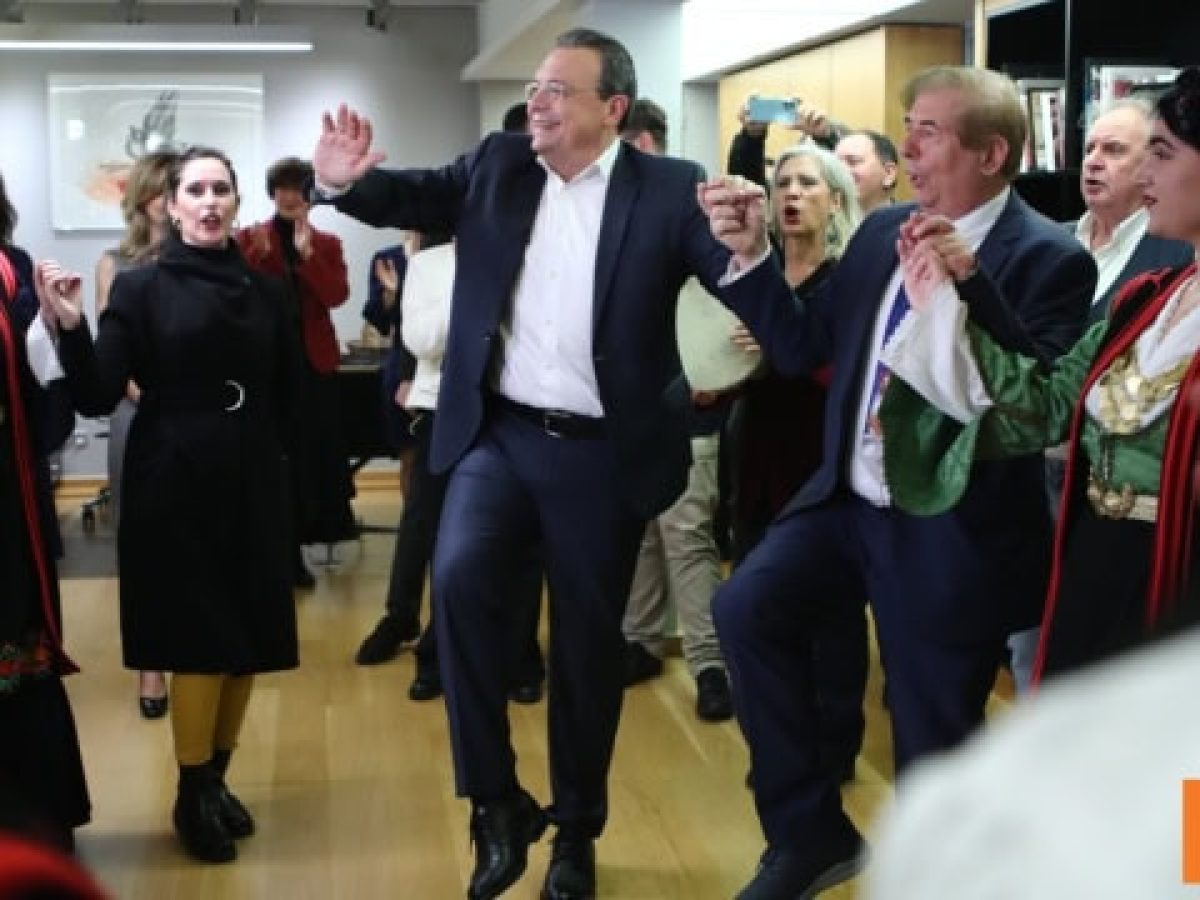 ΣΥΡΙΖΑ: Άκουσε τα κάλαντα από την Πανηπειρωτική Συνομοσπονδία ο Φάμελλος και χόρεψε μαζί τους