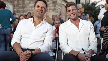 &Sigma;&tau;&eta;&nu; Ό&theta;&omega;&nu;&omicron;&sigmaf;, &sigma;&tau;&omicron; &Sigma;ύ&nu;&tau;&alpha;&gamma;&mu;&alpha;, &tau;&omicron; &pi;&omicron;&lambda;&upsilon;&tau;&epsilon;&lambda;έ&sigmaf; Barry&rsquo;s Greece &tau;&omicron;&upsilon; &Tau;ά&iota;&lambda;&epsilon;&rho; &Mu;&alpha;&kappa;&Mu;&pi;έ&theta; &ndash; &Tau;&alpha; &sigma;&chi;έ&delta;&iota;&alpha; &tau;&omicron;&upsilon; &Sigma;&tau;. &Kappa;&alpha;&sigma;&sigma;&epsilon;&lambda;ά&kappa;&eta;