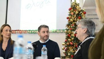 &Sigma;&tau;&omicron;&nu; &xi;&epsilon;&nu;ώ&nu;&alpha; &tau;&eta;&sigmaf; &laquo;&Phi;&lambda;ό&gamma;&alpha;&sigmaf;&raquo; &omicron; &Alpha;&nu;&delta;&rho;&omicron;&upsilon;&lambda;ά&kappa;&eta;&sigmaf;: &laquo;&Eta; &Pi;&omicron;&lambda;&iota;&tau;&epsilon;ί&alpha; έ&chi;&epsilon;&iota; &chi;&rho;έ&omicron;&sigmaf; &nu;&alpha; &sigma;&tau;έ&kappa;&epsilon;&tau;&alpha;&iota; &sigma;&tau;&omicron; &pi;&lambda;&epsilon;&upsilon;&rho;ό &sigma;&alpha;&sigmaf;&raquo;