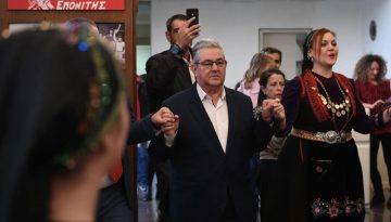 Τα κάλαντα στον Κουτσούμπα, ο… χορός και τα αγροτικά μπλόκα