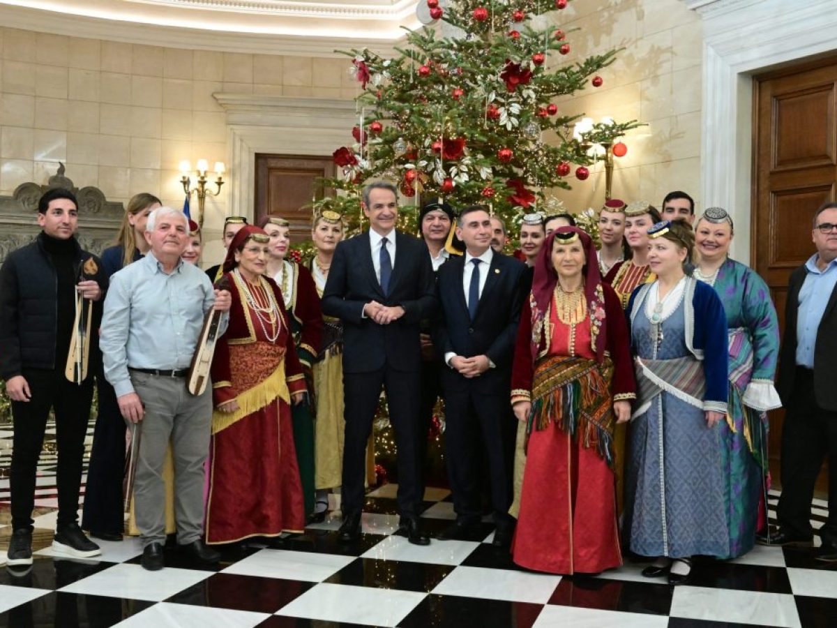 Τα πρωτοχρονιάτικα κάλαντα άκουσαν Μητσοτάκης και Τασούλας – Δείτε τα βίντεο