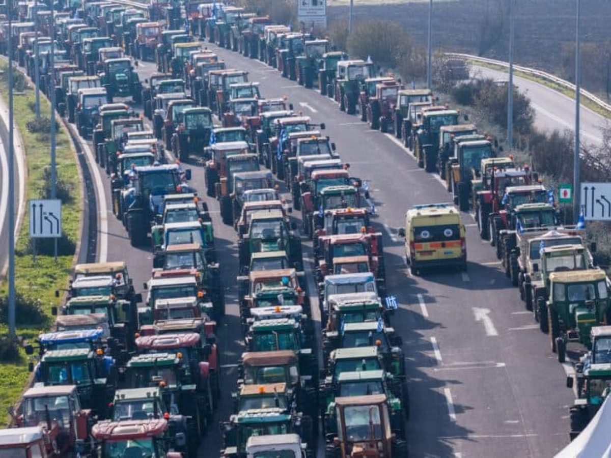 «Βραχνάς» για την κυβέρνηση τα μπλόκα: «Plan B» με πρόστιμα στα τρακτέρ από το νέο έτος