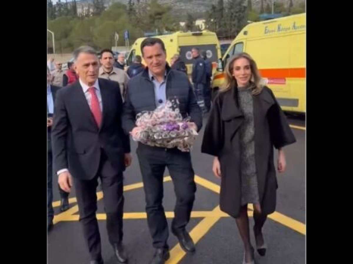 Άδωνις Γεωργιάδης: Eπισκέφθηκε εφημερεύοντα νοσοκομεία ανήμερα των Χριστουγέννων – Κέρασε γλυκά τους εργαζόμενους στο ΕΣΥ