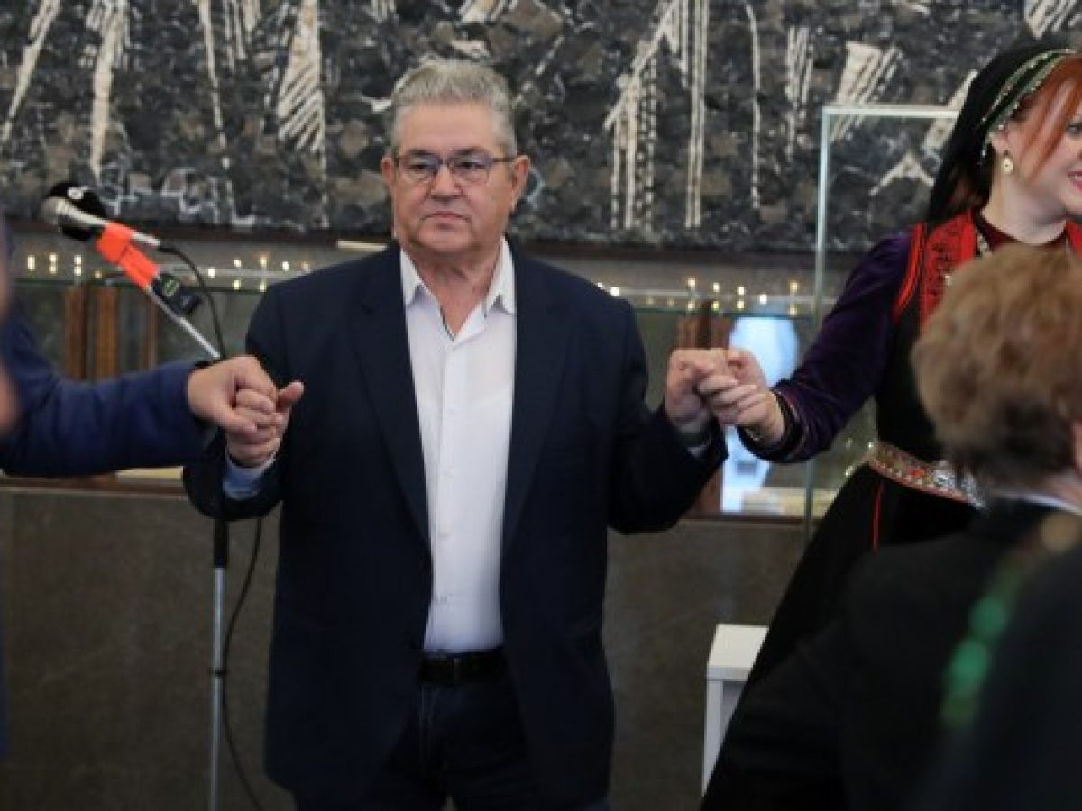 Άκουσε τα κάλαντα και έσυρε τον χορό ο Κουτσούμπας – «Η σκέψη μας είναι στους αγώνες εργατών και αγροτών»