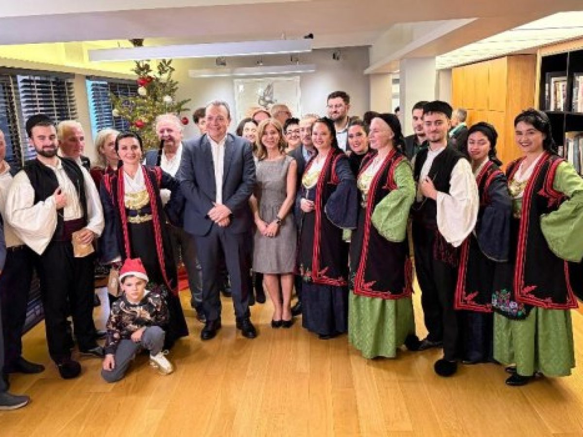 Άκουσε τα κάλαντα ο Φάμελλος: Ενωμένοι να κάνουμε την πατρίδα μας σημαντική για όλο τον κόσμο