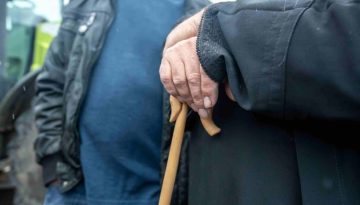 Αγρότες έριξαν σανό και κοπριά σε γραφεία βουλευτών, vid