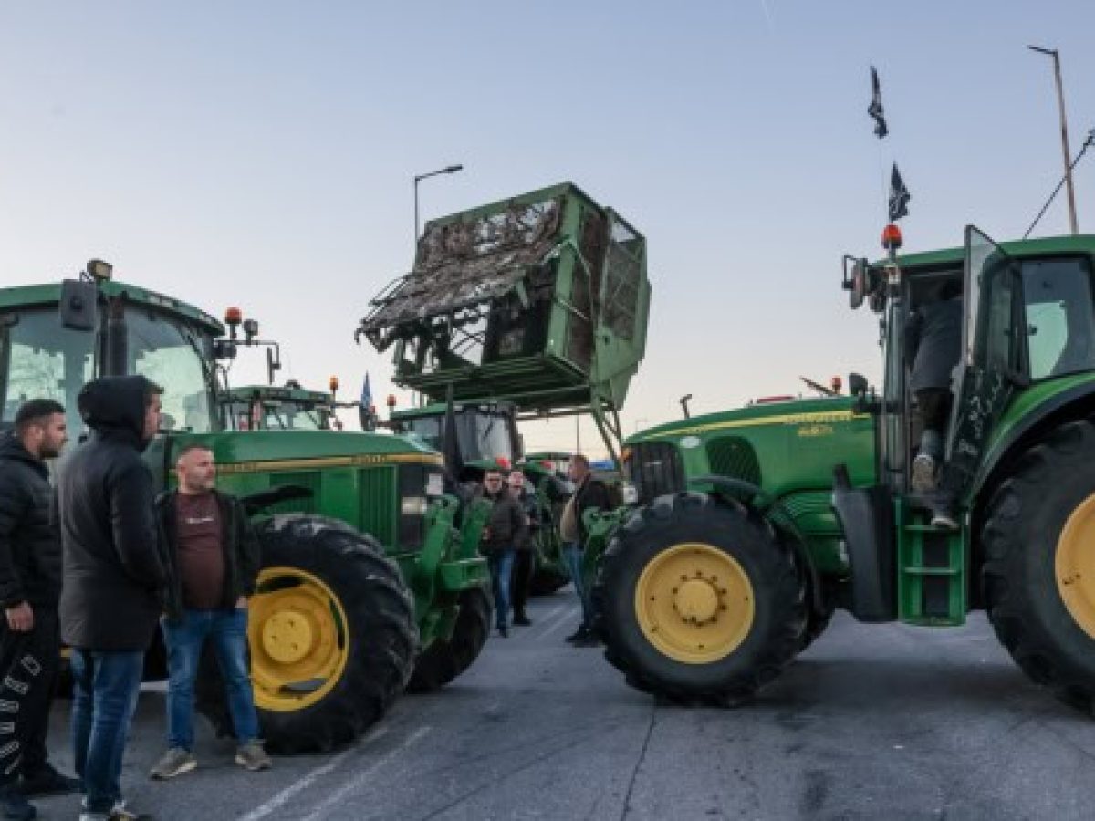 Αγρότες: Λάδι στη φωτιά από την κυβέρνηση – Αντί να δώσει λύσεις στρώνει το… χαλί για πρόστιμα στα μπλόκα