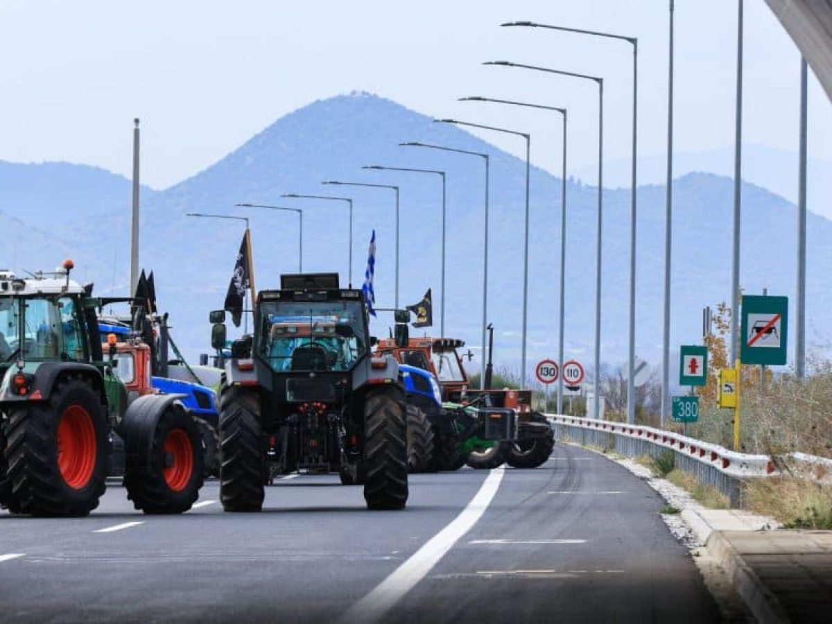 Αγροτικά μπλόκα: Η πλειοψηφία μένει στους δρόμους, μικρό το ρήγμα στις κινητοποιήσεις – Προς κλιμάκωση μετά την πρωτοχρον