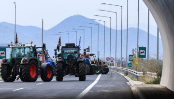 Αγροτικά μπλόκα: Η πλειοψηφία μένει στους δρόμους, μικρό το ρήγμα στις κινητοποιήσεις – Προς κλιμάκωση μετά την πρωτοχρον