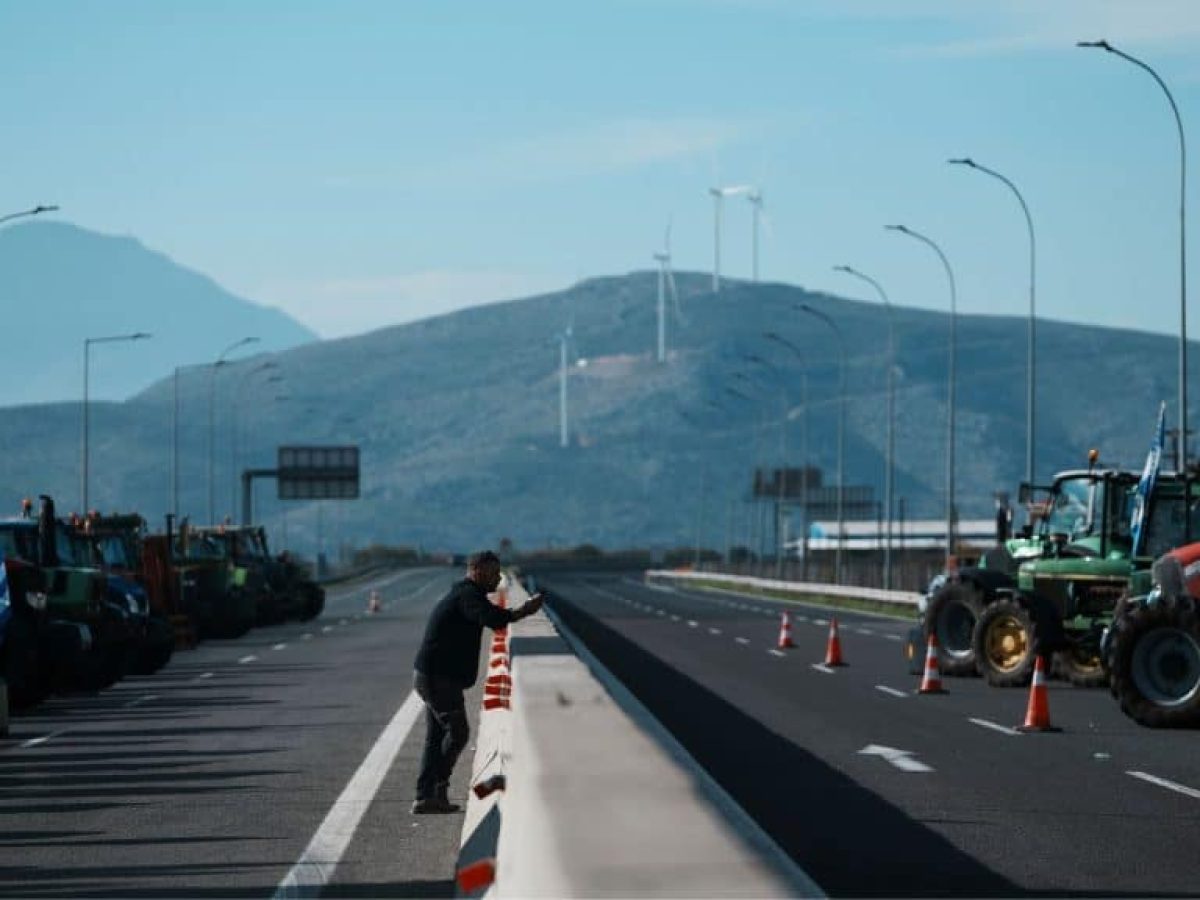 Αγροτικά μπλόκα: Αναβρασμός μετά τη δήλωση Μητσοτάκη για «τραμπουκισμούς» – Σκηνικό μάχης ενόψει πρωτοχρονιάς  