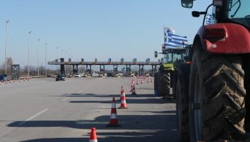 Αγροτικές κινητοποιήσεις: Η κυβέρνηση προειδοποιεί με «plan B» και κυρώσεις – Δεν υποχωρούν οι αγρότες