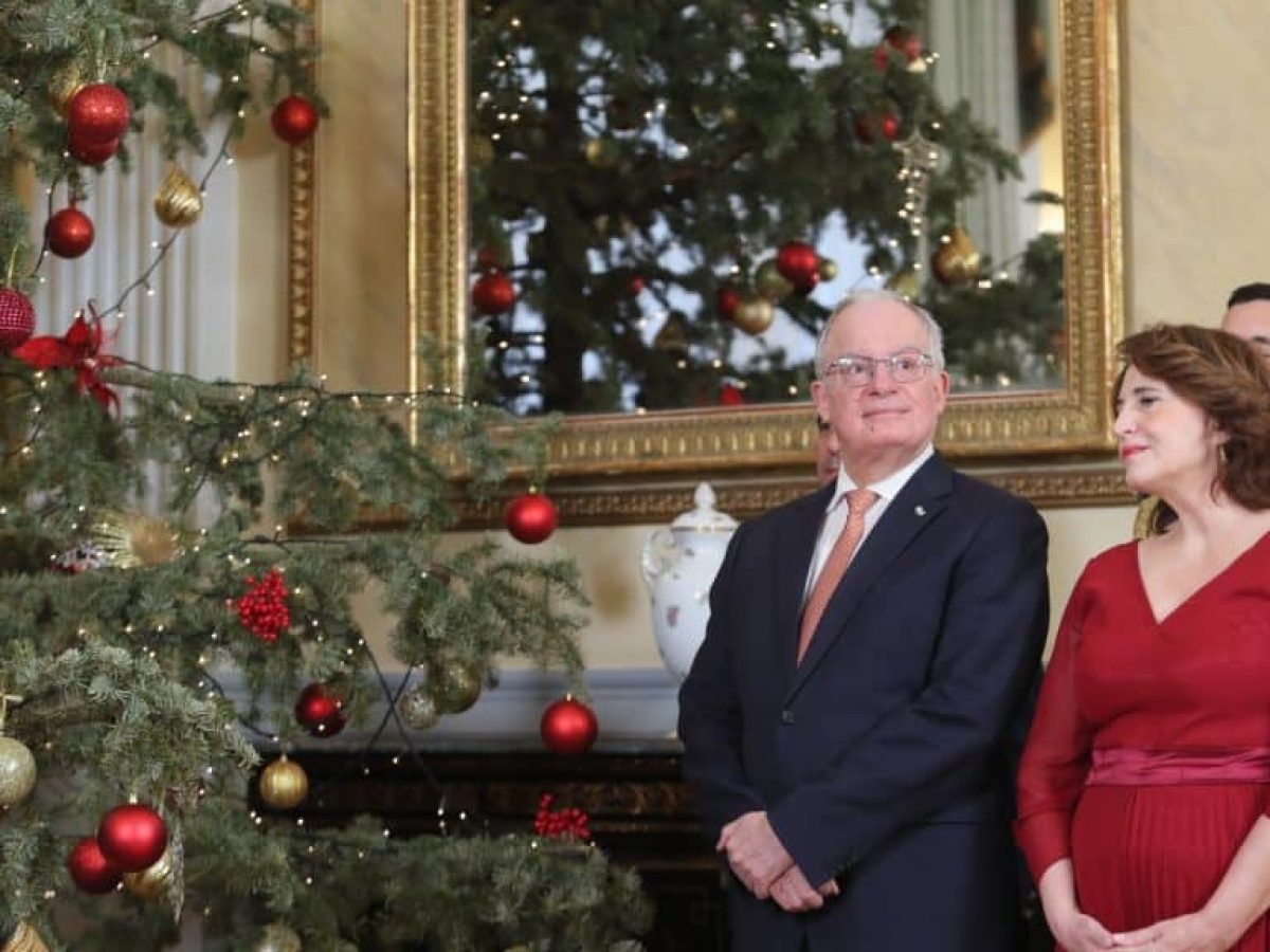 Από ποιους θα ακούσουν τα πρωτοχρονιάτικα κάλαντα ο Τασούλας και ο Μητσοτάκης