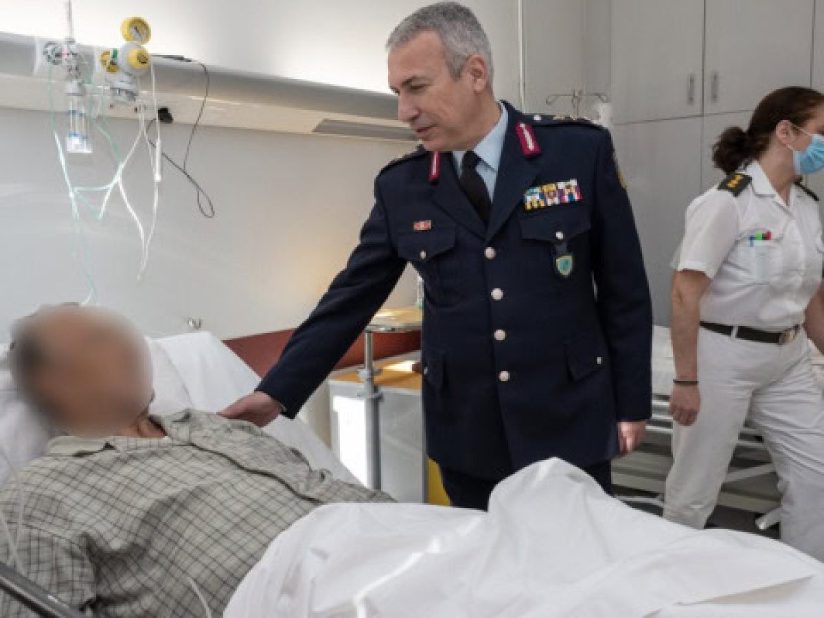 Αστυνομικούς που νοσηλεύονται στο 401 ΓΣΝΑ επισκέφτηκε ο υφυπουργός Προστασίας του Πολίτη και ο αρχηγός της ΕΛΑΣ