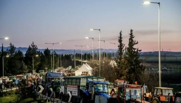 &Alpha;&gamma;&rho;ό&tau;&epsilon;&sigmaf;: &Epsilon;&kappa;&tau;ό&sigmaf; &tau;&eta;&sigmaf; &sigma;&upsilon;&nu;ά&nu;&tau;&eta;&sigma;&eta;&sigmaf; &mu;&epsilon; &tau;&omicron;&nu; &pi;&rho;&omega;&theta;&upsilon;&pi;&omicron;&upsilon;&rho;&gamma;ό &omicron; &Kappa;. &Alpha;&nu;&epsilon;&sigma;&tau;ί&delta;&eta;&sigmaf; &ndash; &laquo;Ό&chi;&iota;&raquo; &kappa;&alpha;&iota; &alpha;&pi;ό &tau;&omicron; &mu;&pi;&lambda;ό&kappa;&omicron; &tau;&omega;&nu; &Mu;&alpha;&lambda;&gamma;ά&rho;&omega;&nu;