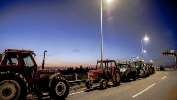 &Alpha;&gamma;&rho;ό&tau;&epsilon;&sigmaf;: &Sigma;&tau;&eta;&nu; &tau;&epsilon;&lambda;&iota;&kappa;ή &epsilon;&upsilon;&theta;&epsilon;ί&alpha; &tau;&omicron; &rho;&alpha;&nu;&tau;&epsilon;&beta;&omicron;ύ &mu;&epsilon; &tau;&omicron;&nu; &pi;&rho;&omega;&theta;&upsilon;&pi;&omicron;&upsilon;&rho;&gamma;ό &ndash; &Omicron;&iota; &kappa;ό&kappa;&kappa;&iota;&nu;&epsilon;&sigmaf; &gamma;&rho;&alpha;&mu;&mu;έ&sigmaf; &kappa;&alpha;&iota; &omicron; &laquo;&pi;ά&gamma;&omicron;&sigmaf;&raquo; &tau;&omicron;&upsilon; &Mu;&alpha;&xi;ί&mu;&omicron;&upsilon;