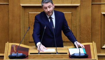 &Alpha;&nu;&delta;&rho;&omicron;&upsilon;&lambda;ά&kappa;&eta;&sigmaf;: &laquo;Ή &delta;ί&nu;&epsilon;&tau;&epsilon; &lambda;ύ&sigma;&epsilon;&iota;&sigmaf; ή &epsilon;ί&sigma;&tau;&epsilon; &alpha;&pi;&omicron;&lambda;ύ&tau;&omega;&sigmaf; &upsilon;&pi;&epsilon;ύ&theta;&upsilon;&nu;&omicron;&iota; &gamma;&iota;&alpha; &tau;&eta;&nu; &kappa;&alpha;&tau;&alpha;&sigma;&tau;&rho;&omicron;&phi;ή &tau;&omicron;&upsilon; &pi;&rho;&omega;&tau;&omicron;&gamma;&epsilon;&nu;&omicron;ύ&sigmaf; &tau;&omicron;&mu;έ&alpha;&raquo;