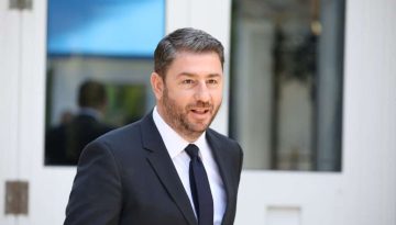 &Alpha;&nu;&delta;&rho;&omicron;&upsilon;&lambda;ά&kappa;&eta;&sigmaf;: &laquo;&Eta; &kappa;&omicron;&iota;&nu;&omega;&nu;ί&alpha; &zeta;&eta;&tau;ά &epsilon;&pi;&iota;&tau;&alpha;&kappa;&tau;&iota;&kappa;ά &pi;&omicron;&lambda;&iota;&tau;&iota;&kappa;ή &alpha;&lambda;&lambda;&alpha;&gamma;ή&raquo;