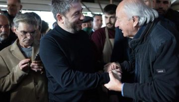 &Alpha;&nu;&delta;&rho;&omicron;&upsilon;&lambda;ά&kappa;&eta;&sigmaf;: &laquo;&Eta; &pi;&omicron;&lambda;&iota;&tau;&iota;&kappa;ή &alpha;&lambda;&lambda;&alpha;&gamma;ή &epsilon;ί&nu;&alpha;&iota; &mu;&omicron;&nu;ό&delta;&rho;&omicron;&mu;&omicron;&sigmaf; &alpha;&pi;έ&nu;&alpha;&nu;&tau;&iota; &sigma;&tau;&eta; &theta;&epsilon;&sigma;&mu;&iota;&kappa;ή &pi;&alpha;&rho;&alpha;&kappa;&mu;ή&raquo;