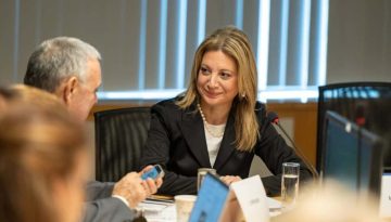&Alpha;&nu;&tau;&iota;&delta;&rho;ά&sigma;&epsilon;&iota;&sigmaf; &alpha;&pi;ό &Kappa;&Kappa;&Epsilon; &kappa;&alpha;&iota; &Beta;&epsilon;&lambda;&lambda;ό&pi;&omicron;&upsilon;&lambda;&omicron; &gamma;&iota;&alpha; &tau;&omicron; &kappa;ό&mu;&mu;&alpha; &Kappa;&alpha;&rho;&upsilon;&sigma;&tau;&iota;&alpha;&nu;&omicron;ύ: &laquo;&Pi;&alpha;&mu;&pi;ά&lambda;&alpha;&iota;&epsilon;&sigmaf; &epsilon;&kappa;&phi;&rho;ά&sigma;&epsilon;&iota;&sigmaf; &pi;&epsilon;&rho;ί &kappa;ά&theta;&alpha;&rho;&sigma;&eta;&sigmaf;&raquo;