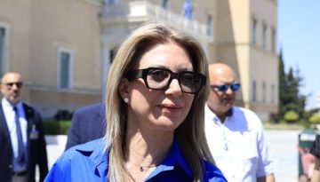 &Alpha;&pi;ό &tau;&eta;&nu; ά&mu;&upsilon;&nu;&alpha; &sigma;&tau;&eta;&nu; &epsilon;&pi;ί&theta;&epsilon;&sigma;&eta; &tau;&omicron; &Mu;&alpha;&xi;ί&mu;&omicron;&upsilon; &gamma;&iota;&alpha; &tau;&eta;&nu; &Kappa;&alpha;&rho;&upsilon;&sigma;&tau;&iota;&alpha;&nu;&omicron;ύ: &Omicron; &kappa;ί&nu;&delta;&upsilon;&nu;&omicron;&sigmaf; &tau;&omicron;&upsilon; &laquo;&mu;&pi;&omicron;ύ&mu;&epsilon;&rho;&alpha;&nu;&gamma;&kappa;&raquo;