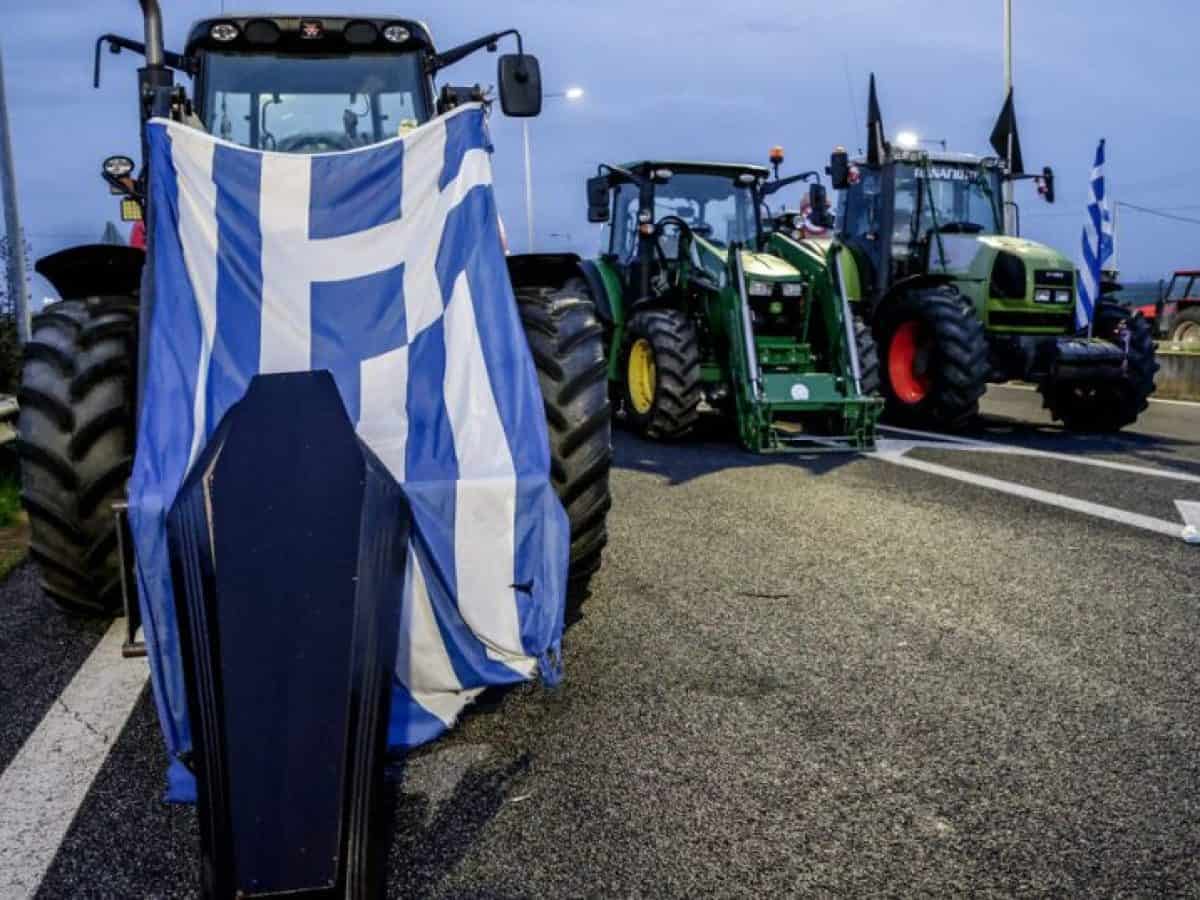 &Alpha;&rho;&chi;ί&zeta;&epsilon;&iota; &omicron; &laquo;&pi;ό&lambda;&epsilon;&mu;&omicron;&sigmaf; &tau;&omega;&nu; &tau;&rho;&alpha;&kappa;&tau;έ&rho;&raquo; &ndash; &Tau;&alpha; &mu;&pi;&lambda;ό&kappa;&alpha; &sigma;&kappa;&lambda;&eta;&rho;&alpha;ί&nu;&omicron;&upsilon;&nu;, &eta; &kappa;&upsilon;&beta;έ&rho;&nu;&eta;&sigma;&eta; &alpha;&pi;&epsilon;&iota;&lambda;&epsilon;ί &mu;&epsilon; &delta;&iota;ώ&xi;&epsilon;&iota;&sigmaf;