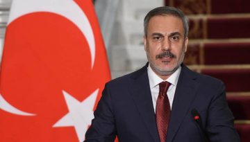 E&pi;ί&theta;&epsilon;&sigma;&eta; &Phi;&iota;&nu;&tau;ά&nu; &kappa;&alpha;&tau;ά &Mu;&eta;&tau;&sigma;&omicron;&tau;ά&kappa;&eta;: &laquo;&Mu;ό&nu;&omicron; &alpha;&upsilon;&tau;ό&sigmaf; &pi;&omicron;&zeta;ά&rho;&epsilon;&iota; &mu;&epsilon; &tau;&omicron;&nu; &Nu;&epsilon;&tau;&alpha;&nu;&iota;ά&chi;&omicron;&upsilon;&raquo;