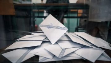 MRB: Ανατροπή στην κατάταξη – Το ΠΑΣΟΚ υποχώρησε στην 3η θέση, ξανά μπροστά η Πλεύση Ελευθερίας