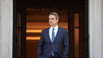 &Mu;&pi;&lambda;ό&kappa;&alpha; &alpha;&gamma;&rho;&omicron;&tau;ώ&nu;: &Tau;&omicron; &kappa;&upsilon;&beta;&epsilon;&rho;&nu;&eta;&tau;&iota;&kappa;ό &laquo;&delta;&iota;&alpha;ί&rho;&epsilon;&iota; &kappa;&alpha;&iota; &beta;&alpha;&sigma;ί&lambda;&epsilon;&upsilon;&epsilon;&raquo; &tau;&omicron;&rho;&pi;ί&lambda;&iota;&sigma;&epsilon; &tau;&omicron;&nu; &delta;&iota;ά&lambda;&omicron;&gamma;&omicron;