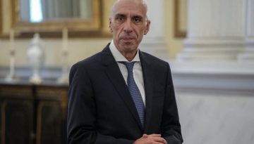 &Mu;&pi;&rho;&alpha;&tau;ά&kappa;&omicron;&sigmaf; &gamma;&iota;&alpha; &alpha;&gamma;&rho;ό&tau;&epsilon;&sigmaf;: &laquo;&Omicron; &delta;&iota;ά&lambda;&omicron;&gamma;&omicron;&sigmaf; &delta;&epsilon;&nu; &epsilon;ί&nu;&alpha;&iota; &pi;&alpha;&rho;&alpha;&chi;ώ&rho;&eta;&sigma;&eta;, &epsilon;ί&nu;&alpha;&iota; &upsilon;&pi;&omicron;&chi;&rho;έ&omega;&sigma;&eta;&raquo;