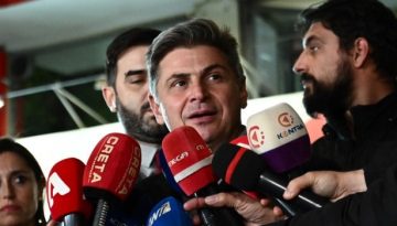&Delta;&epsilon;&nu; &pi;&alpha;&rho;&alpha;&delta;ί&delta;&epsilon;&iota; &tau;&eta;&nu; έ&delta;&rho;&alpha; &omicron; &Phi;&alpha;&rho;&alpha;&nu;&tau;&omicron;ύ&rho;&eta;&sigmaf; &ndash; &laquo;&Omicron; &Sigma;&Upsilon;&Rho;&Iota;&Zeta;&Alpha; &alpha;&pi;&omicron;&mu;&alpha;&kappa;&rho;ύ&nu;&theta;&eta;&kappa;&epsilon; &alpha;&pi;ό &tau;&alpha; &mu;&alpha;&zeta;&iota;&kappa;ά &kappa;&iota;&nu;ή&mu;&alpha;&tau;&alpha;&raquo;