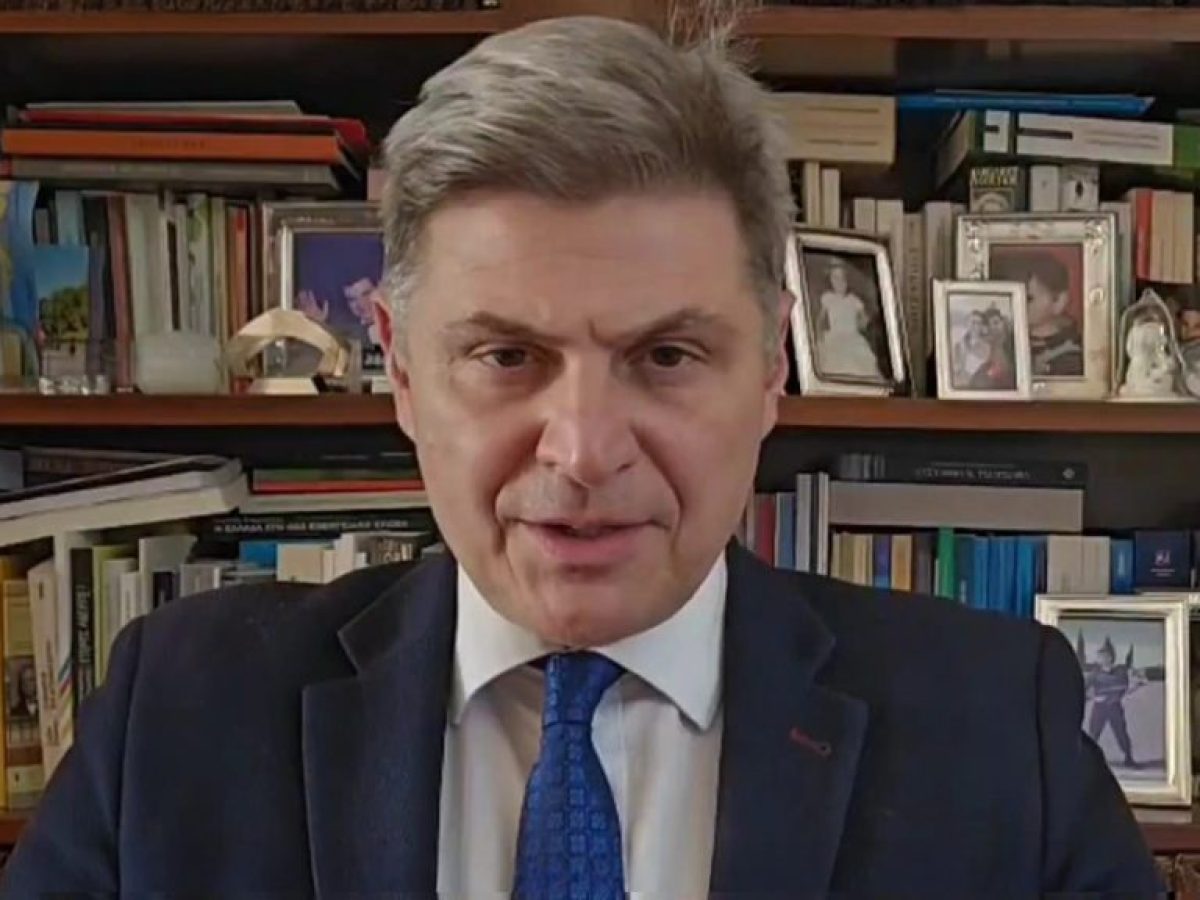 Δεν παραδίδει την έδρα ο Νίκος Φαραντούρης