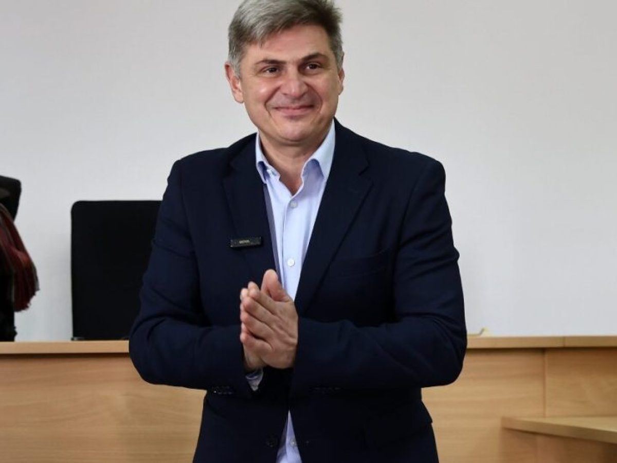 Δεν παραδίδει την έδρα ο Φαραντούρης – «Ανήκει στους συμπολίτες μου»