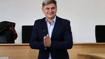 &Delta;&epsilon;&nu; &pi;&alpha;&rho;&alpha;&delta;ί&delta;&epsilon;&iota; &tau;&eta;&nu; έ&delta;&rho;&alpha; &omicron; &Phi;&alpha;&rho;&alpha;&nu;&tau;&omicron;ύ&rho;&eta;&sigmaf; &ndash; &laquo;&Alpha;&nu;ή&kappa;&epsilon;&iota; &sigma;&tau;&omicron;&upsilon;&sigmaf; &sigma;&upsilon;&mu;&pi;&omicron;&lambda;ί&tau;&epsilon;&sigmaf; &mu;&omicron;&upsilon;&raquo;