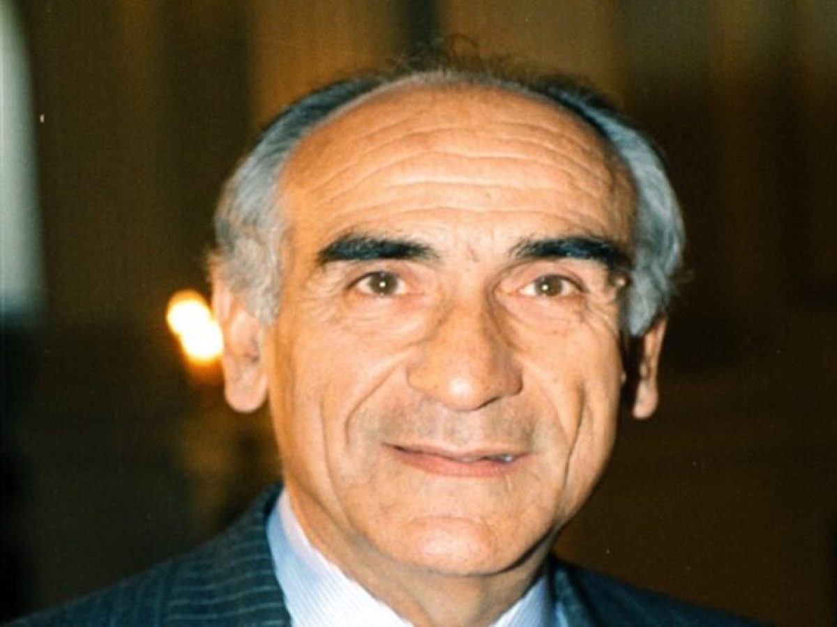 &Delta;έ&nu;&delta;&iota;&alpha;&sigmaf;: &Alpha;&pi;&omicron;&chi;&alpha;&iota;&rho;&epsilon;&tau;ά&mu;&epsilon; &mu;&epsilon; &theta;&lambda;ί&psi;&eta; &tau;&omicron;&nu; &pi;&rho;ώ&eta;&nu; &upsilon;&pi;&omicron;&upsilon;&rho;&gamma;ό &kappa;&alpha;&iota; &alpha;&nu;&tau;&iota;&nu;&alpha;ύ&alpha;&rho;&chi;&omicron; &epsilon;&nu; &alpha;&pi;&omicron;&sigma;&tau;&rho;&alpha;&tau;&epsilon;ί&alpha; &Alpha;&lambda;έ&xi;&alpha;&nu;&delta;&rho;&omicron; &Pi;&alpha;&pi;&alpha;&delta;ό&gamma;&gamma;&omicron;&nu;&alpha;