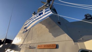 &Delta;έ&nu;&delta;&iota;&alpha;&sigmaf;: &Upsilon;&pi;&omicron;&delta;&epsilon;&chi;ό&mu;&alpha;&sigma;&tau;&epsilon; &tau;&omicron;&nu; &laquo;&Kappa;ί&mu;&omega;&nu;&alpha;&raquo;, &tau;&eta;&nu; &pi;&rho;ώ&tau;&eta; &epsilon;&lambda;&lambda;&eta;&nu;&iota;&kappa;ή &phi;&rho;&epsilon;&gamma;ά&tau;&alpha; Belharra
