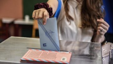 Δημοσκόπηση MRB: Σταθερά διψήφιο το προβάδισμα της Ν.Δ. – Ξανά στη δεύτερη θέση η «Πλεύση Ελευθερίας» (κάρτες)