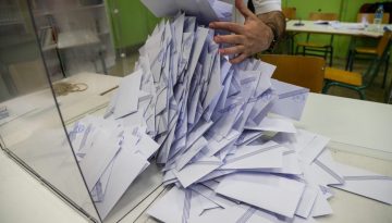 Δημοσκόπηση: Τα πάνω κάτω στις θέσεις των κομμάτων – Αυξάνονται οι αναποφάσιστοι – Ποιοι κερδίζουν και ποιοι χάνουν