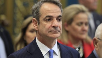 &Delta;&upsilon;&sigma;&tau;ύ&chi;&eta;&mu;&alpha; &Rho;&omicron;&upsilon;&mu;&alpha;&nu;ί&alpha; &ndash; &Mu;&eta;&tau;&sigma;&omicron;&tau;ά&kappa;&eta;&sigmaf;: &laquo;&Epsilon;ί&mu;&alpha;&iota; &beta;&alpha;&theta;&iota;ά &sigma;&upsilon;&gamma;&kappa;&lambda;&omicron;&nu;&iota;&sigma;&mu;έ&nu;&omicron;&sigmaf;&raquo; &gamma;&iota;&alpha; &tau;&omicron; &tau;&rho;&omicron;&chi;&alpha;ί&omicron; &mu;&epsilon; &tau;&omicron;&upsilon;&sigmaf; 7 &nu;&epsilon;&kappa;&rho;&omicron;ύ&sigmaf; &omicron;&pi;&alpha;&delta;&omicron;ύ&sigmaf; &tau;&omicron;&upsilon; &Pi;&Alpha;&Omicron;&Kappa;