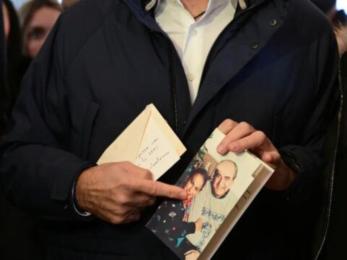 H ευχετήρια κάρτα με τους γονείς του, που συγκίνησε τον Κυριάκο Μητσοτάκη – “Η γυναίκα μου κι εγώ σας ευχ