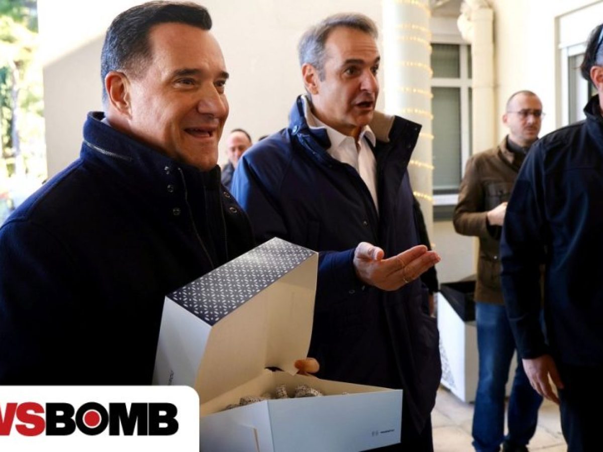 Επίσκεψη Μητσοτάκη στο «Γεννηματάς» – Ο Γεωργιάδης δίπλα του, μοίραζε γλυκά σε νοσηλευτές & ασθενείς